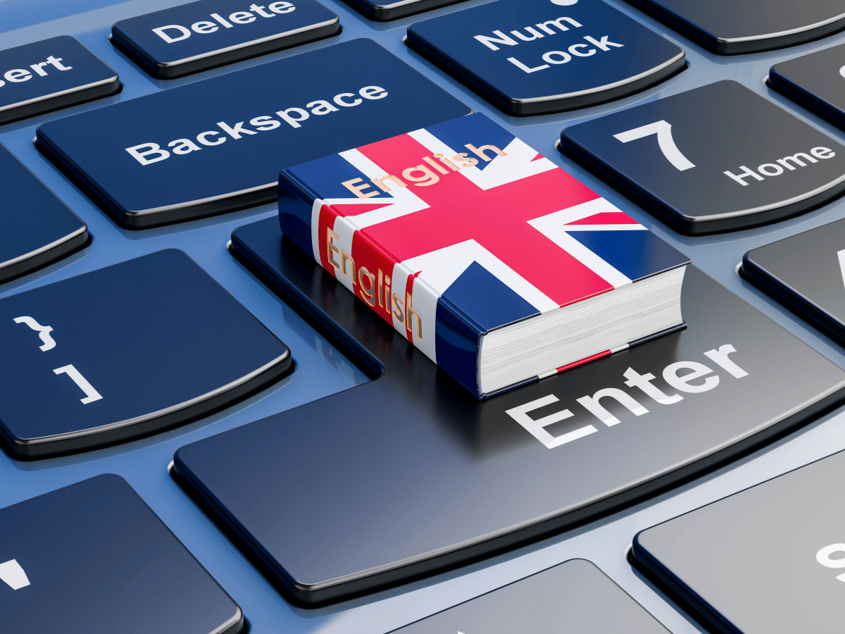 Ana dili İngilizce olan bir eğitmen ile online ders yapan öğrenci